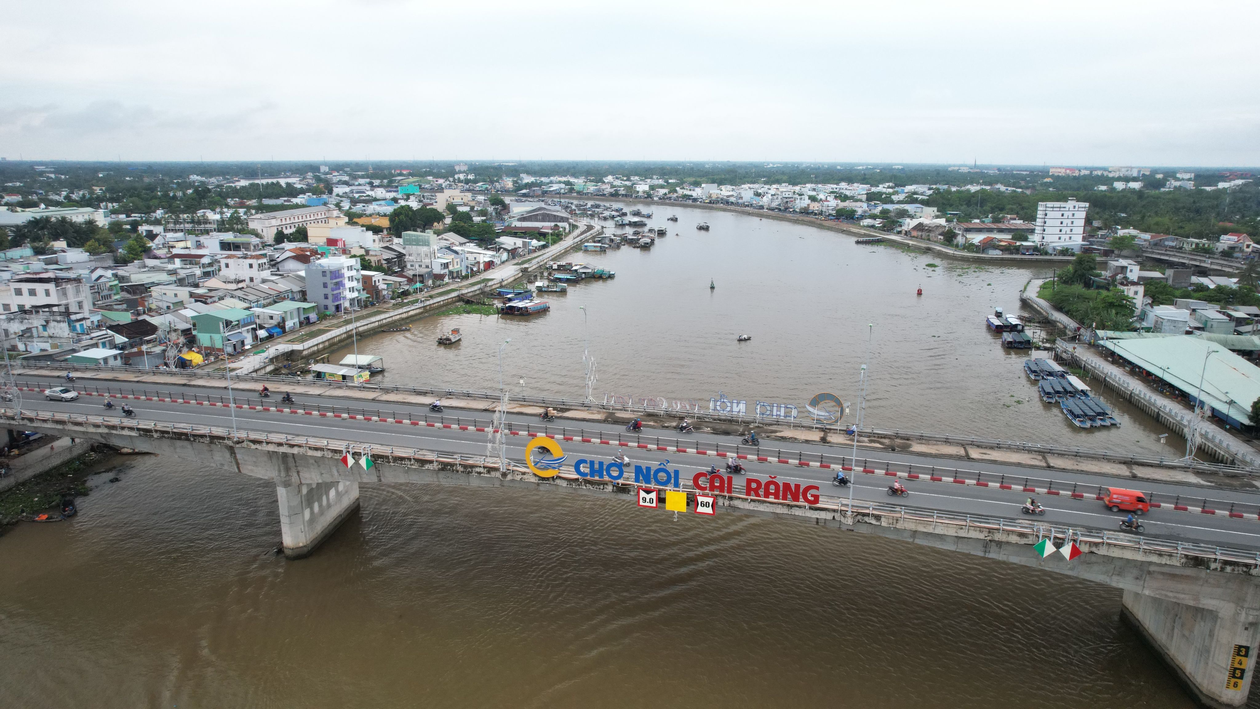连接湄公河支流后江两岸的蔡让大桥,俯瞰蔡让水上市场。这座桥为当地居民和游客前往位于湄公河三角洲中部芹苴市的这个著名水上市场提供了便利。