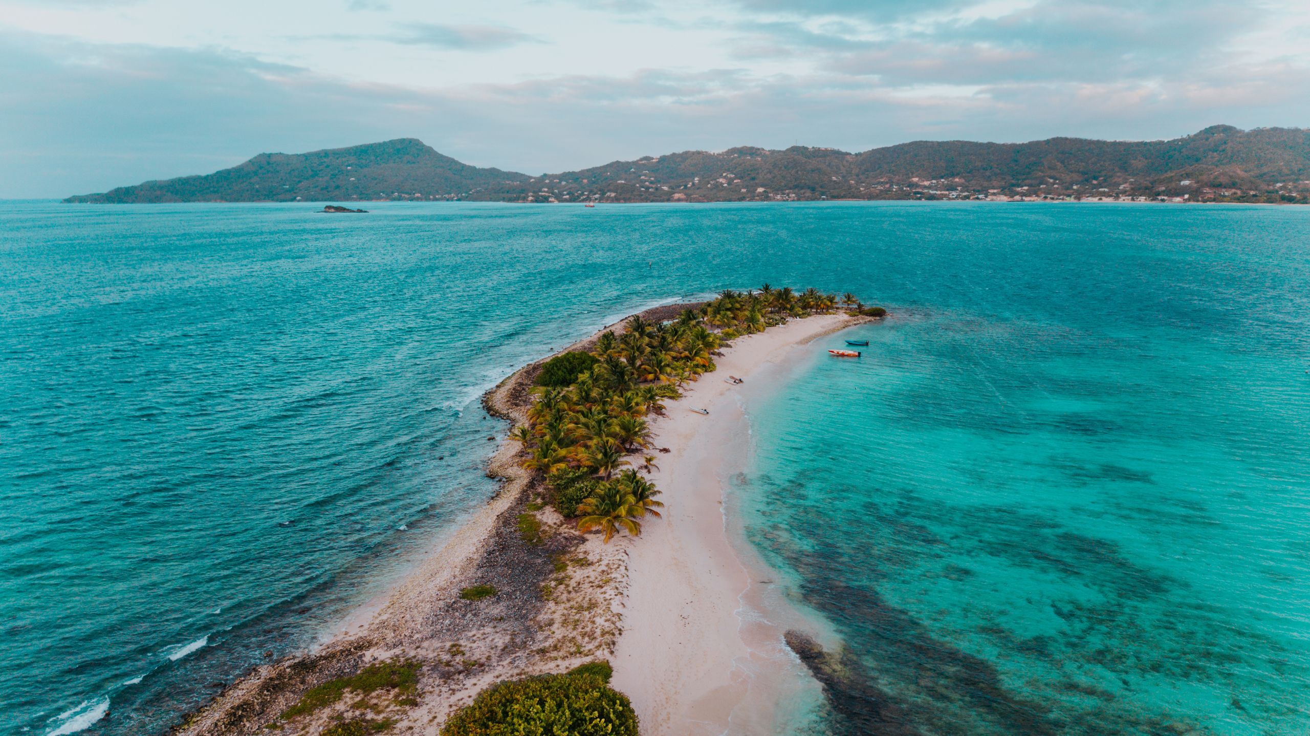 Tropical white sandbar in Carriacou, Grenada. Photo credit: Shutterstock