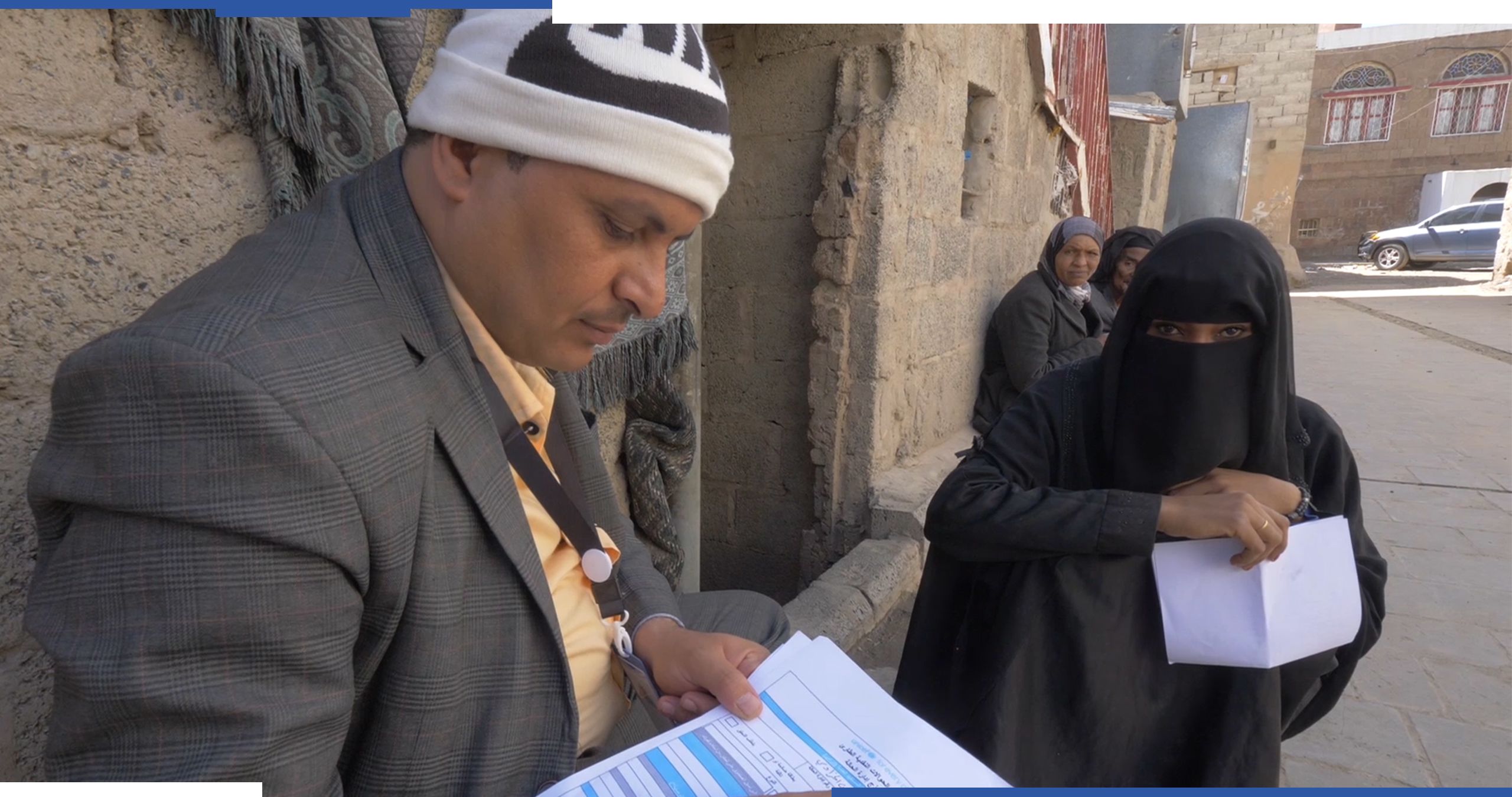 يعمل محمد حسن صالح في برنامج للتحويلات النقدية تدعمه المؤسسة الدولية للتنمية، بالشراكة مع اليونيسف. يسد البرنامج فجوة في نظام الرعاية الاجتماعية في اليمن ويعمل بمثابة شريان حياة للملايين. الصورة: اليونيسف