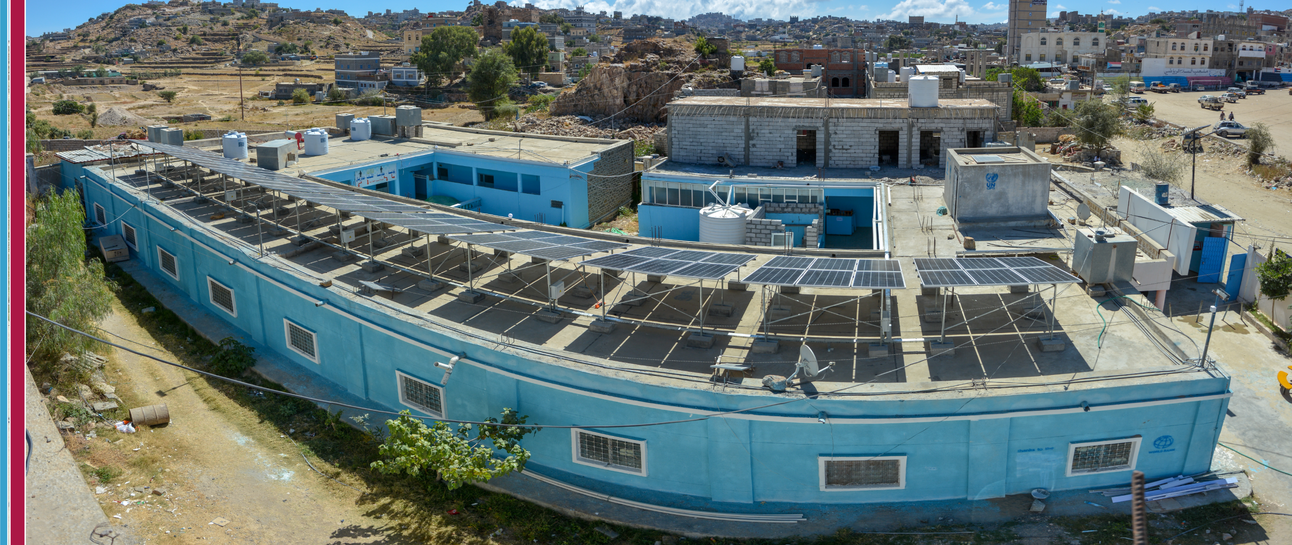 تم تجهيز هذا المركز الصحي في محافظة حور ذمار اليمنية الآن بإمدادات ثابتة من الطاقة الشمسية. إنه مفتوح 24 ساعة في اليوم. الصورة: مكتب الأمم المتحدة لخدمات المشاريع