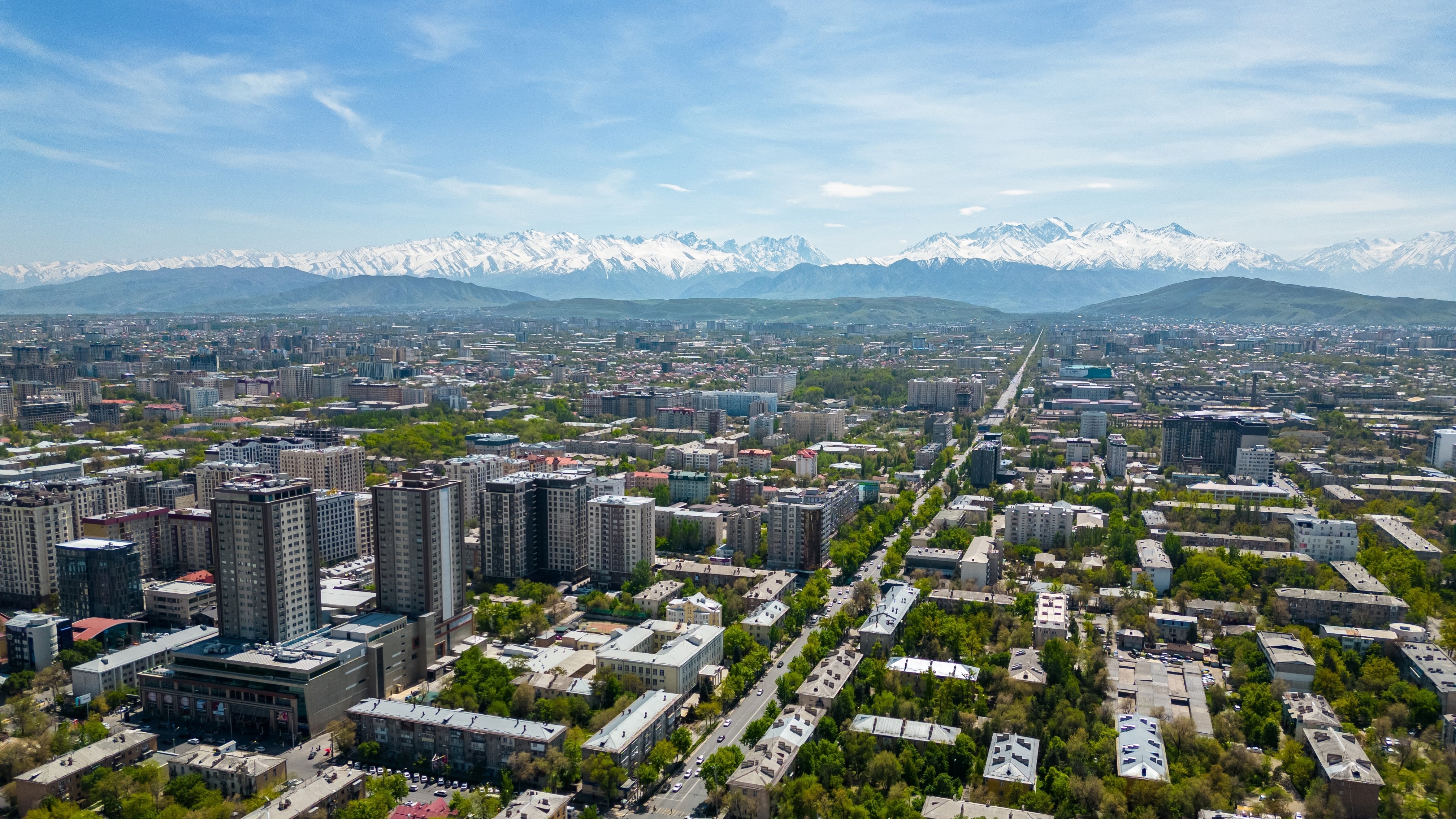 吉尔吉斯斯坦比什凯克鸟瞰图,背景为雪山。图片:Collab Media/Shutterstock.com