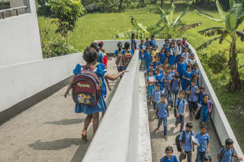 Estudiantes de la escuela primaria de Vorsakathi, en Uzirpur, distrito de Barisal (Bangladesh)