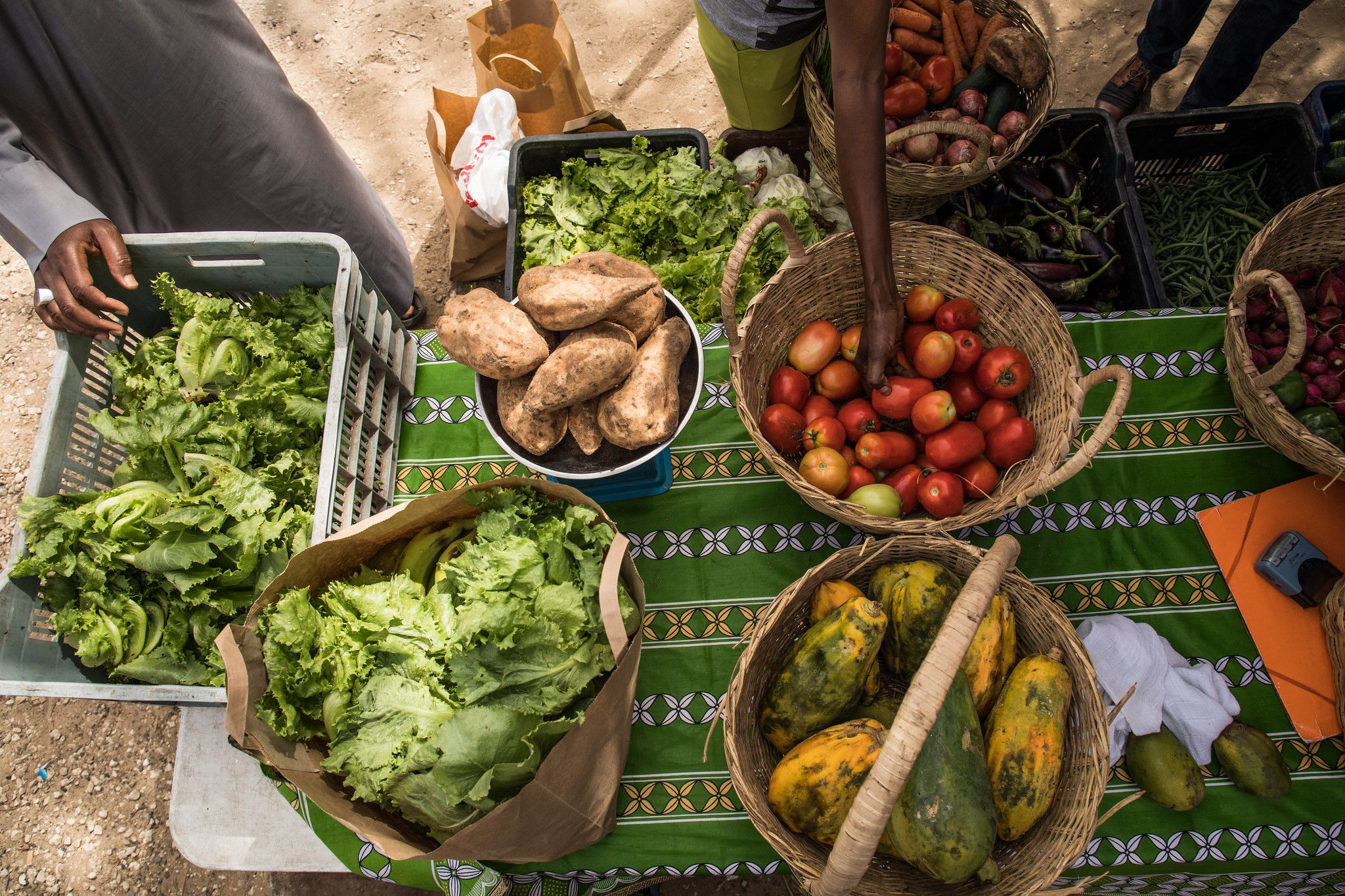 People choose the vegetables they want at a shop. Photo: Vincent Tremeau / World Bank