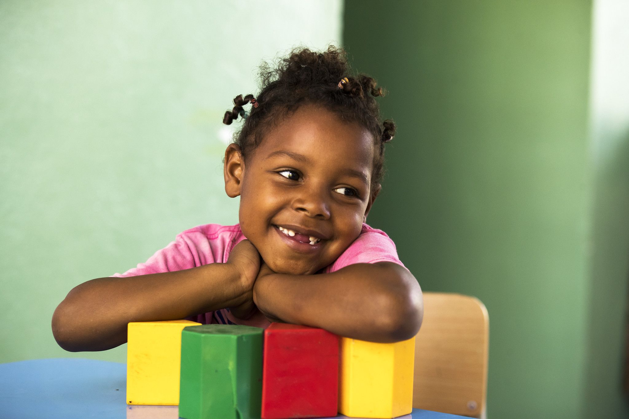 A girl plays with an abacus in the Capotillo neighborhood in the city of Santo Domingo. © Orlando Barría / World Bank