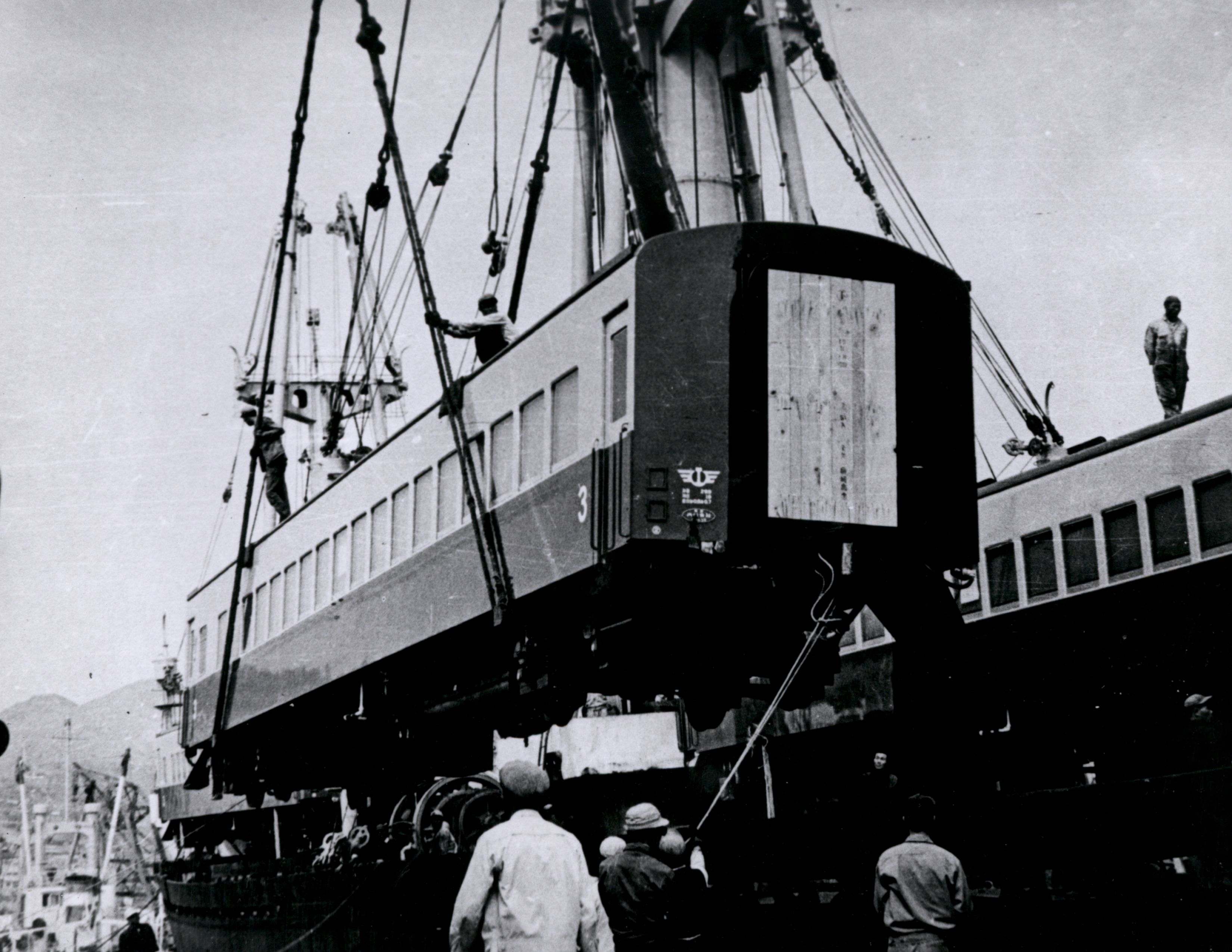 Passenger railway car being unloaded, Korea. World Bank. CC BY-NC-SA 4.0 DEED