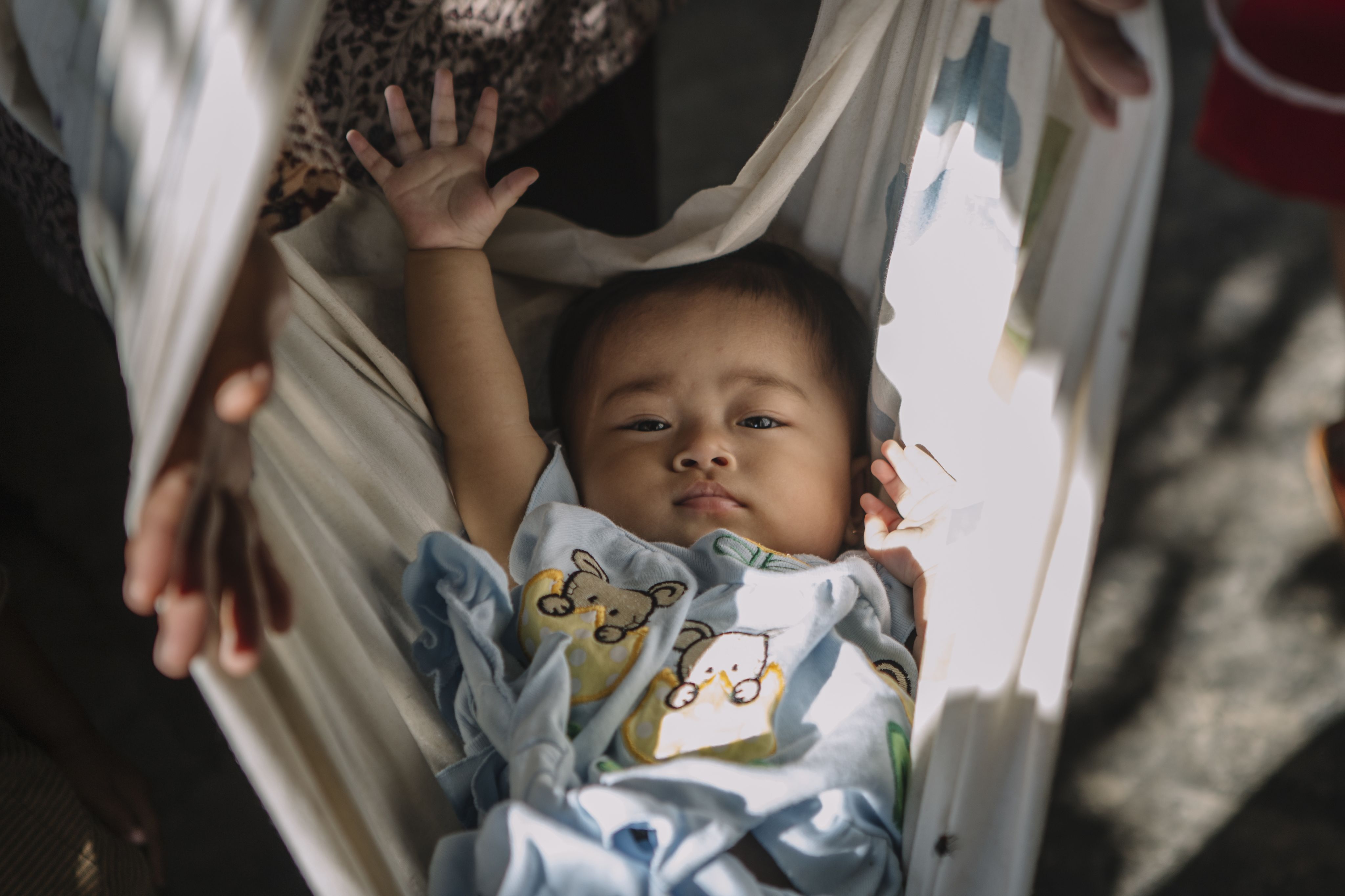Un bebé con la mano levantada. © Atet Dwi Pramadia / Banco Mundial