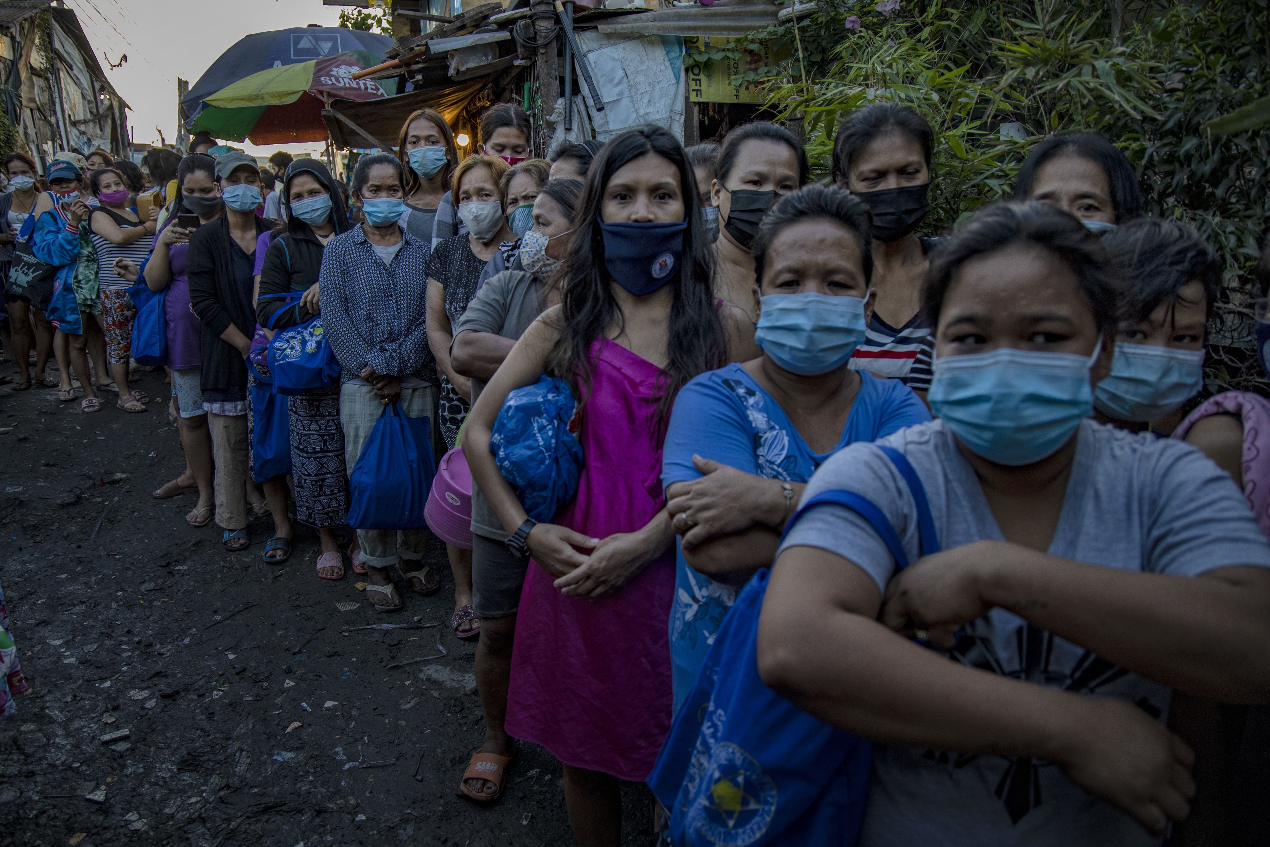 Mujeres en Filipinas con mascarillas. © Ezra Acayan/Banco Mundial