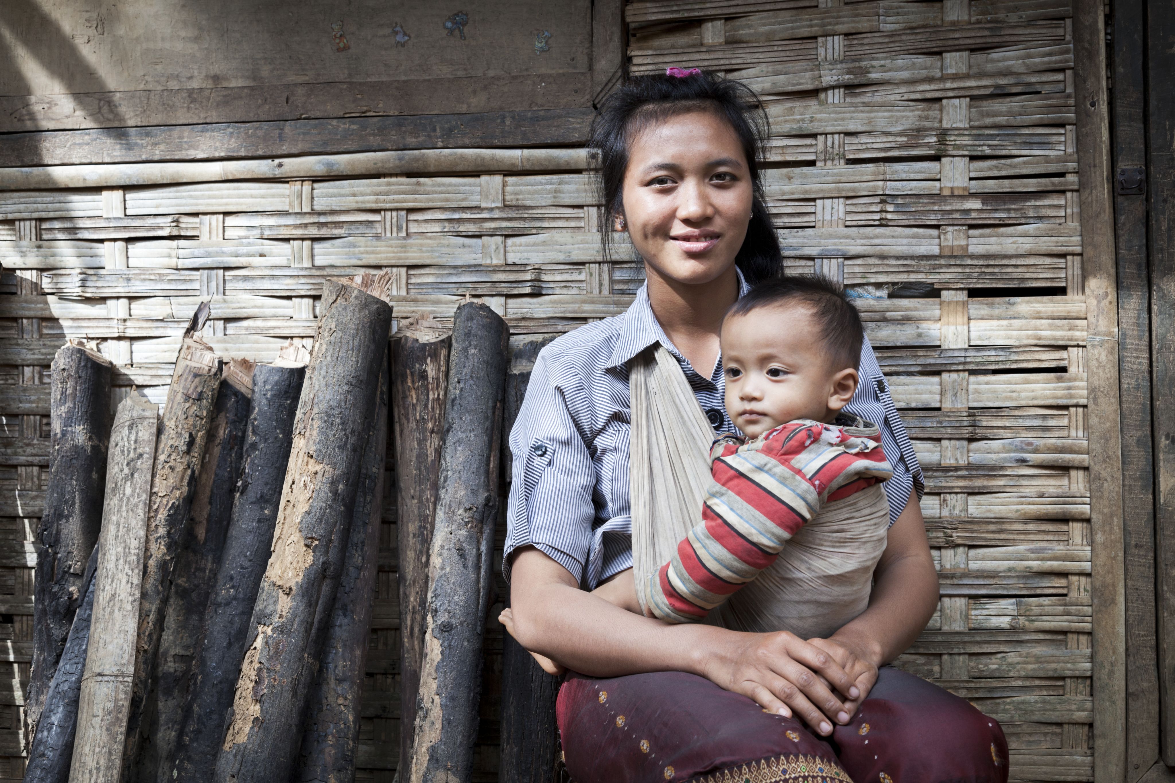 Una madre y su hijo en Laos PDR. © Bart Verweij / Banco Mundial