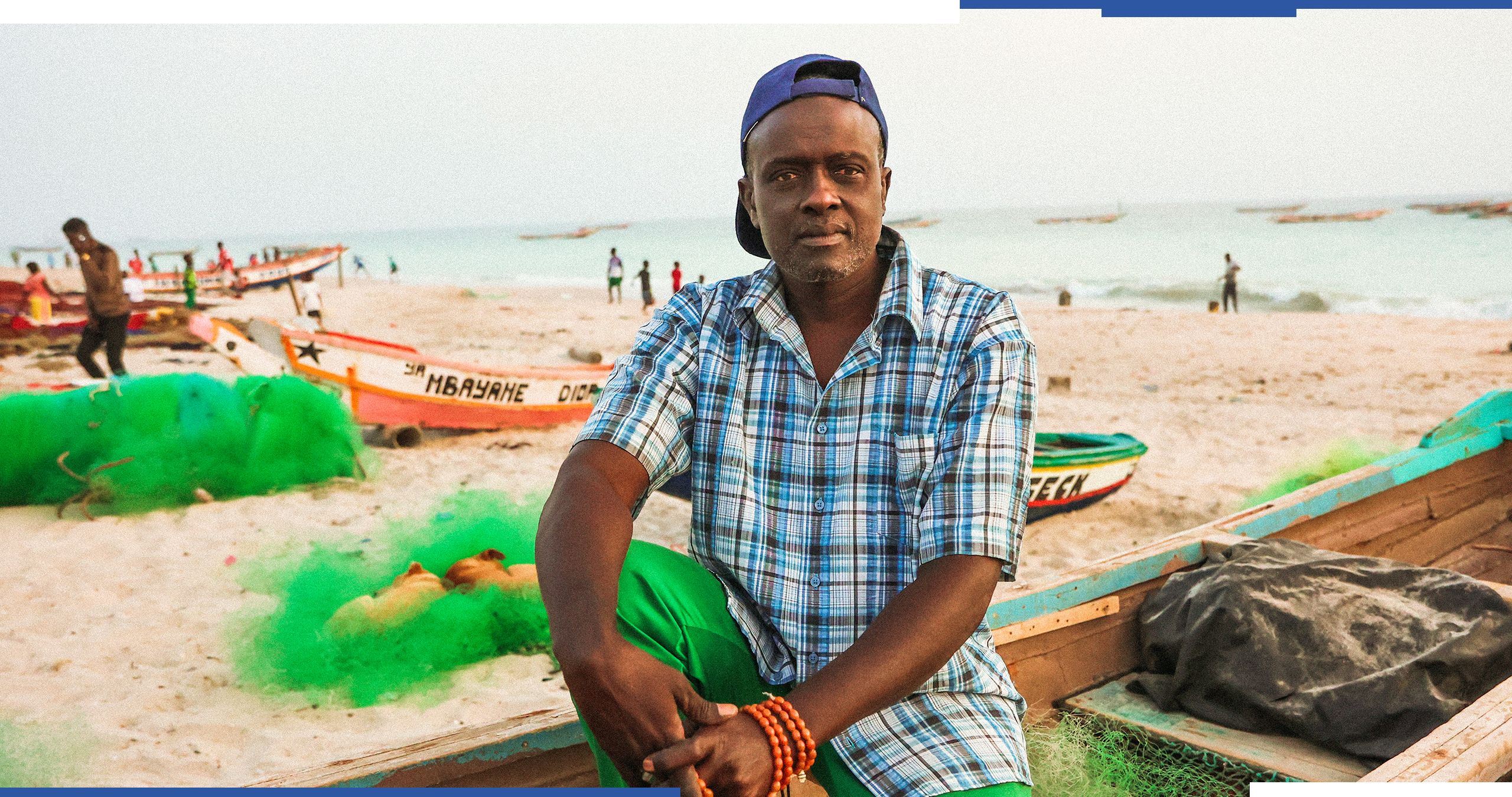 Serigne Abass Pouye, pescador de Bargny, Senegal, se sienta orgulloso en su bote. Ha sido un pescador toda su vida que depende del océano.  Crédito de la foto: Mel D. Cole para Banco Mundial/WACA