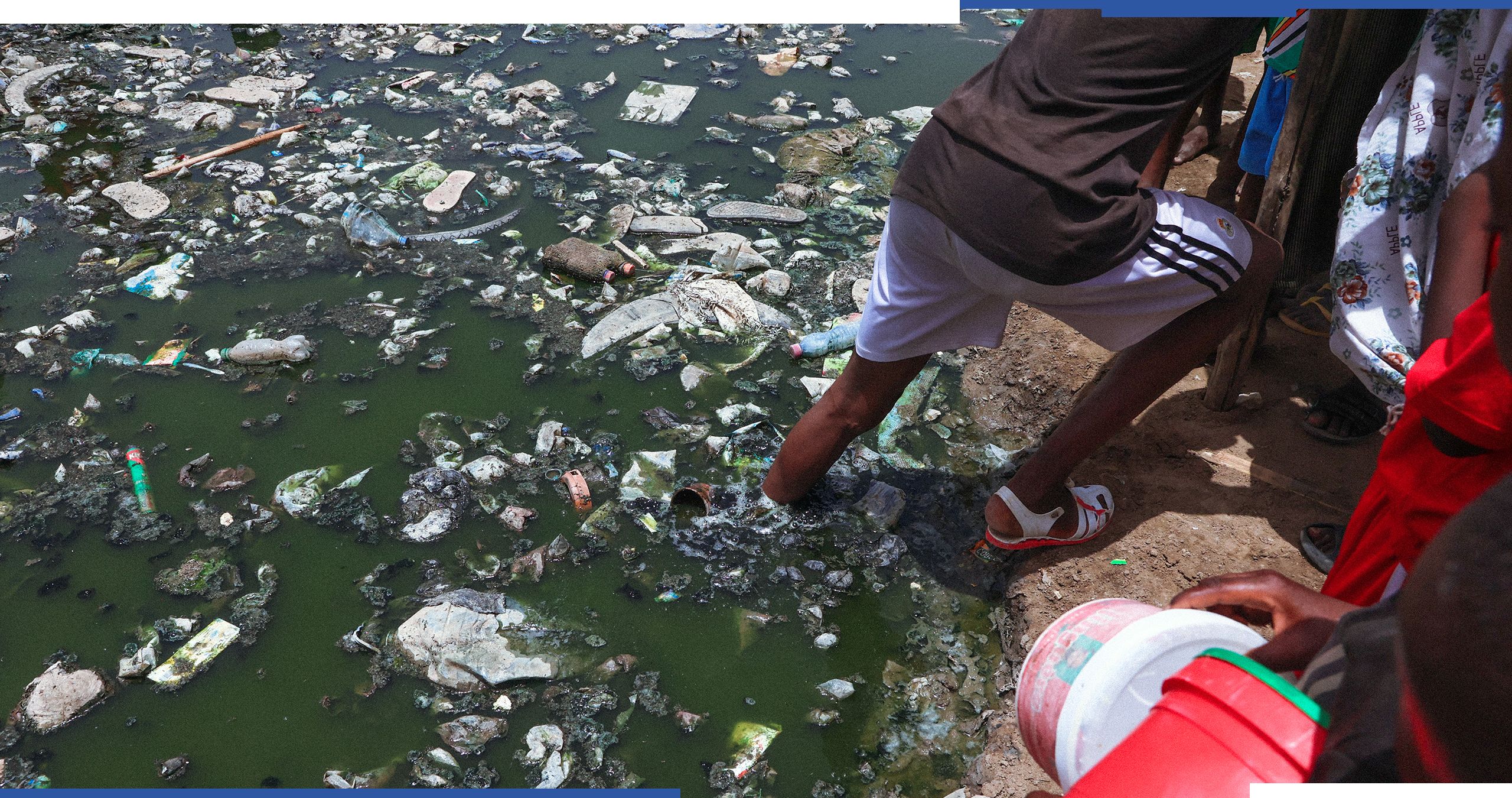 Un rio en la ciudad de Kaolack cubierto con plásticos flotando sobre el agua. 