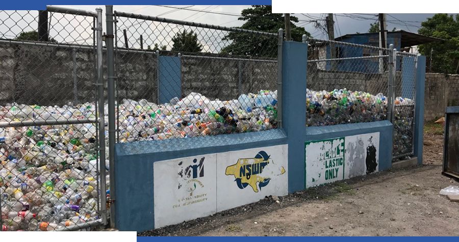 Reciclaje de botellas de plástico en Kingston, Jamaica.