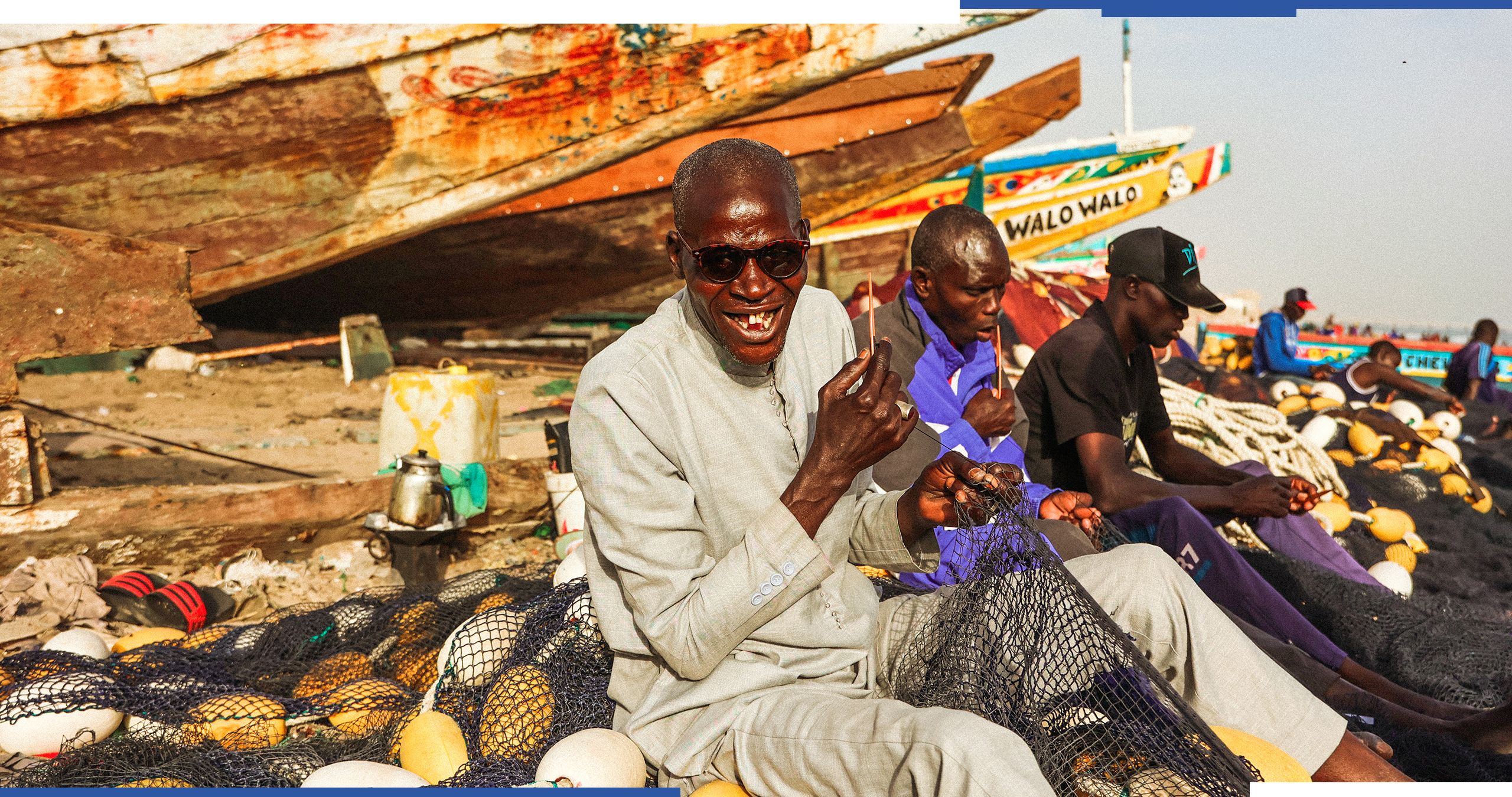 Abdou Rahman Wade, anciano de los pescadores de Bargny, repara su red de pesca mientras discute con los miembros de su tripulación formas de mejorar su trabajo.  Crédito de la foto: Mel D. Cole para Banco Mundial/WACA