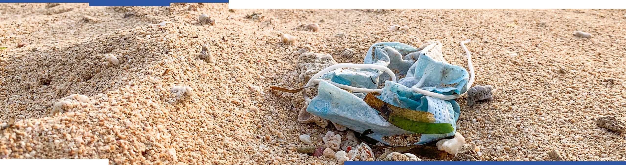 Una mascarilla en una playa junto con otros desechos. Fotografía: Shutterstock