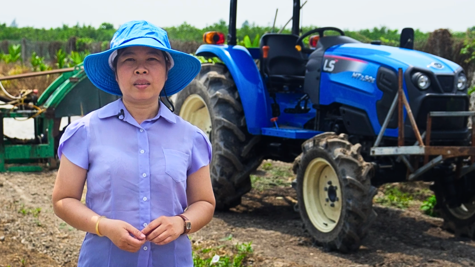 Foto de un arrocero vietnamita delante de su maquinaria