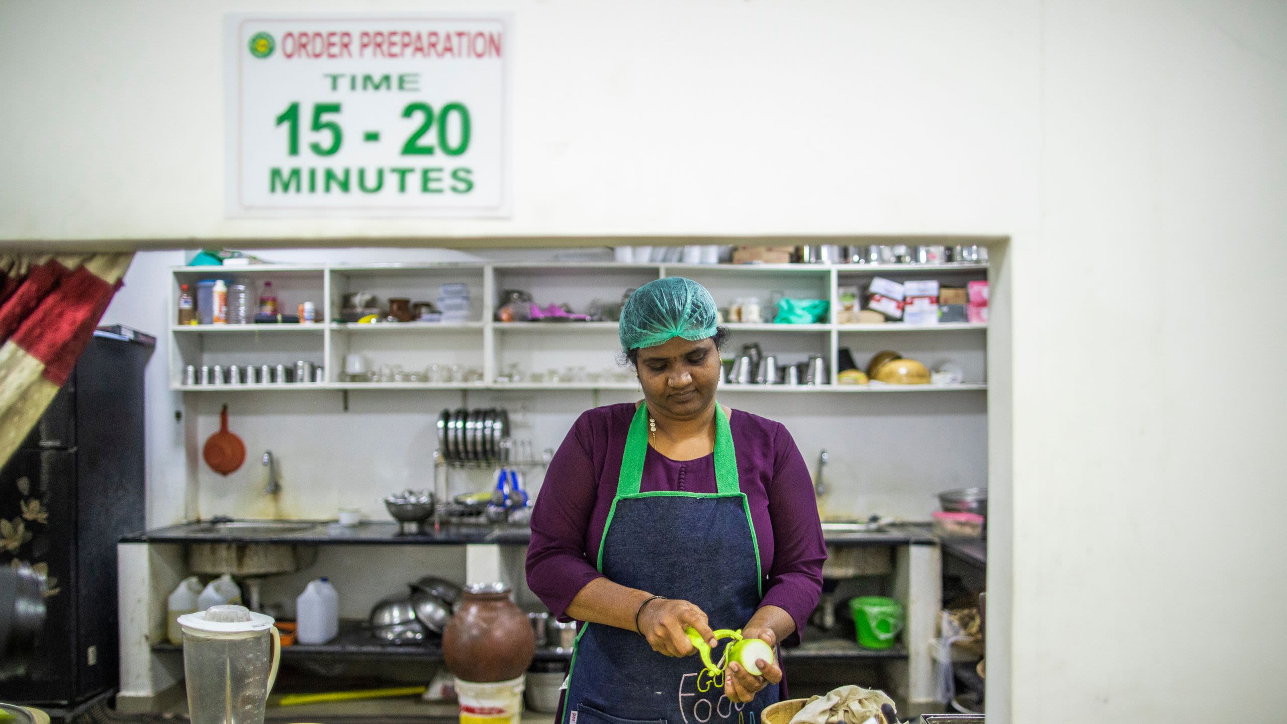 Mujer trabajando en la tienda de su negocio.