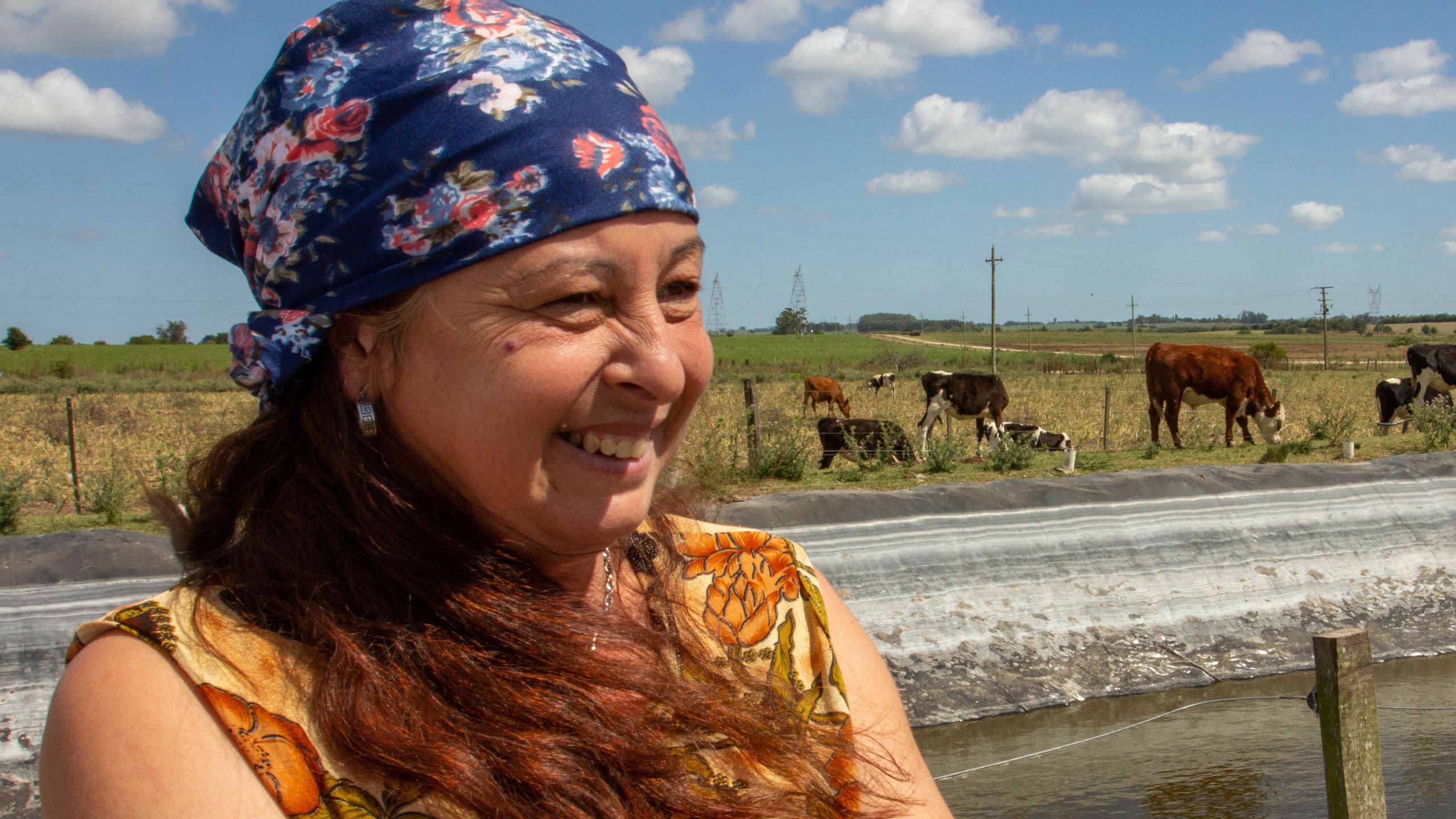Carmen Puig ha recibido asistencia financiera y técnica para limpiar su granja lechera. Foto: Banco Mundial