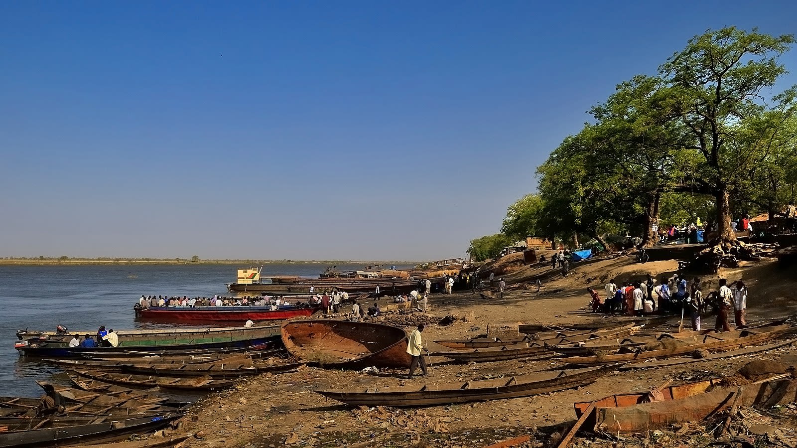 The town of Malakal (capital of the Upper Nile State) is located on the banks of the White Nile, just north of its confluence with the Sobat River.